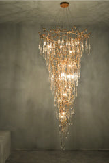 Chandelier en cristal moderne aux inspirations florales et élégantes pour un foyer sophistiqué.-LUMICONCEPT