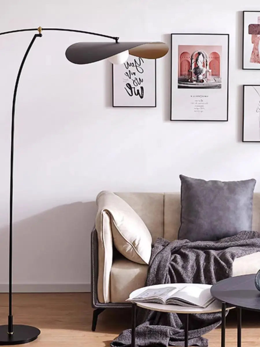 Lampadaire LED Design Nordique avec Finition Noire et Dorée - Éclairage Moderne pour Salon et Chambre-LUMICONCEPT