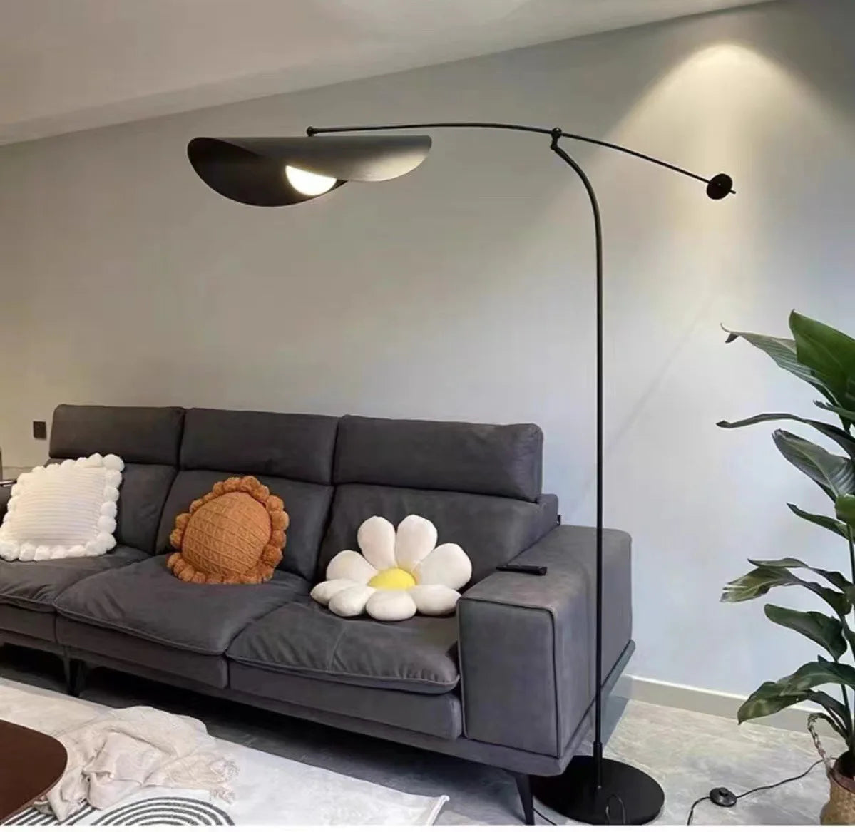 Lampadaire LED Design Nordique avec Finition Noire et Dorée - Éclairage Moderne pour Salon et Chambre-LUMICONCEPT