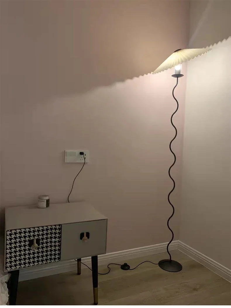 Lampadaire LED minimaliste en tissu plissé pour un éclairage élégant dans votre salon-LUMICONCEPT