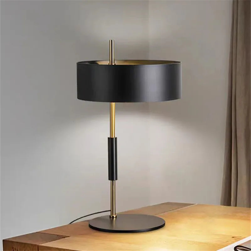 Lampadaire Vertical en Métal Noir Minimaliste pour Lecture et Bureau-LUMICONCEPT