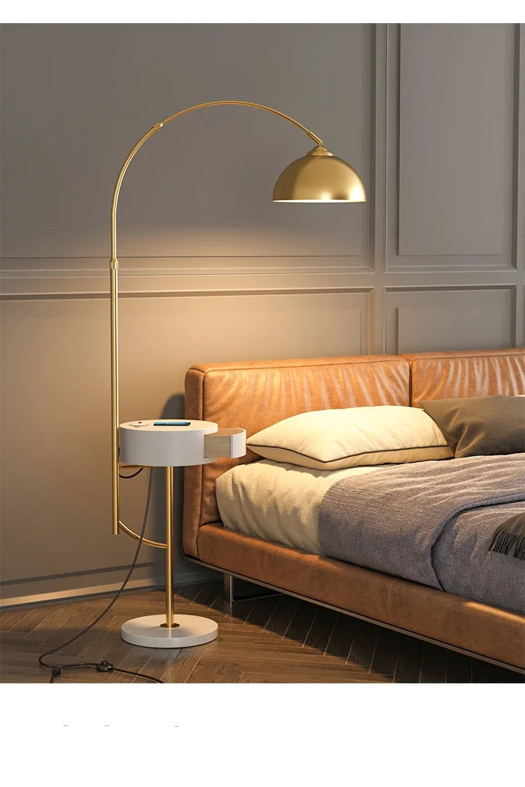 Lampadaire en métal noir et doré avec chargeur USB sans fil et éclairage LED moderne - Design contemporain pour le salon-LUMICONCEPT