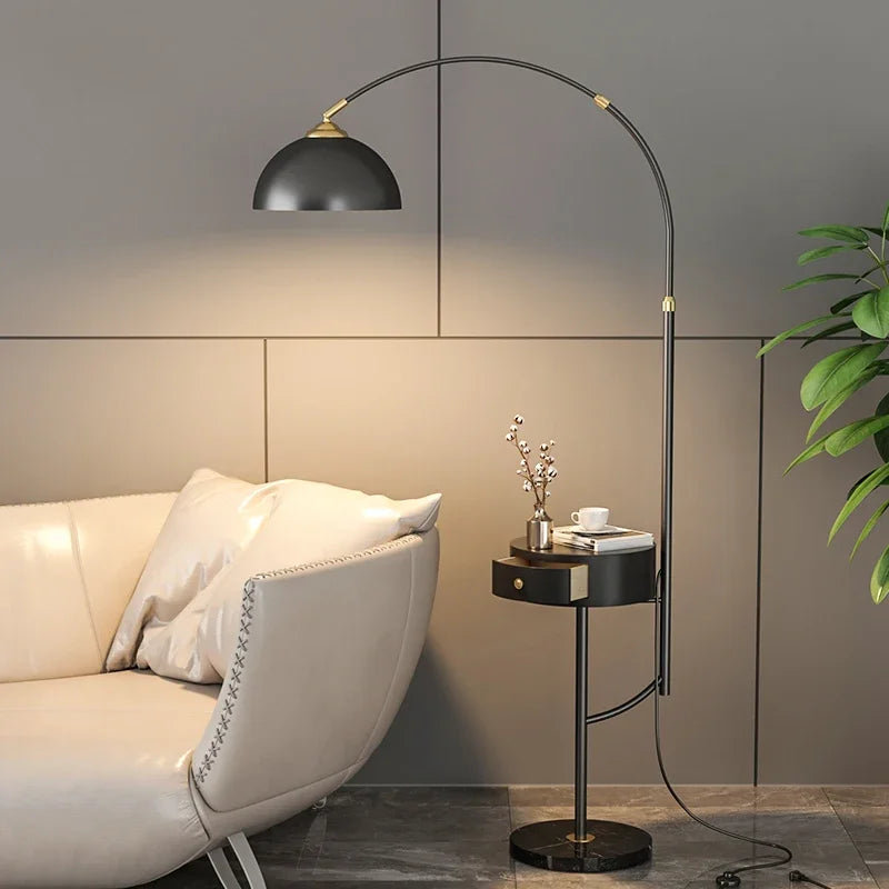 Lampadaire en métal noir et doré avec chargeur USB sans fil et éclairage LED moderne - Design contemporain pour le salon-LUMICONCEPT