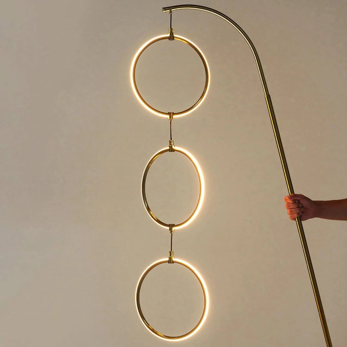 Lampadaire moderne en métal doré avec 3 cercles suspendus pour un éclairage élégant dans votre salon-LUMICONCEPT