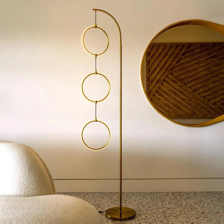 Lampadaire moderne en métal doré avec 3 cercles suspendus pour un éclairage élégant dans votre salon-LUMICONCEPT