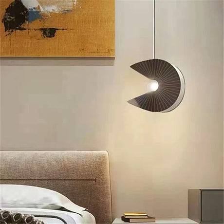 Lampe Suspendue en Tissu Art Déco Noir et Or pour Intérieurs Élegants-LUMICONCEPT