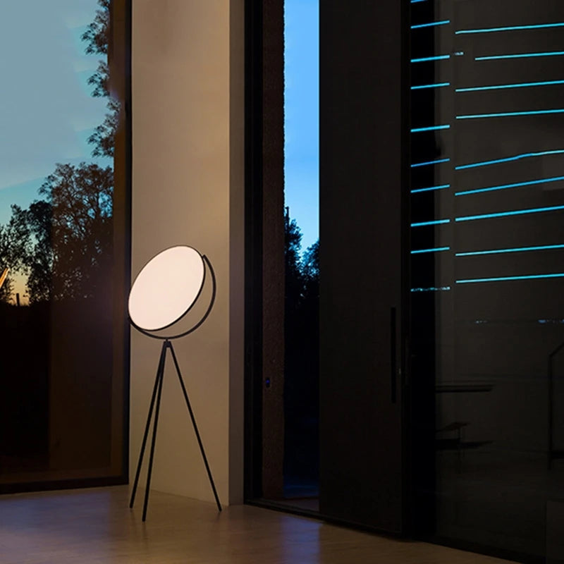 Lampe de sol LED chic en métal avec trépied pour une ambiance raffinée au salon-LUMICONCEPT