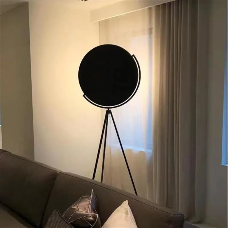 Lampe de sol LED chic en métal avec trépied pour une ambiance raffinée au salon-LUMICONCEPT