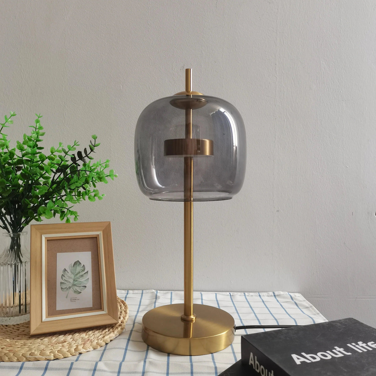 Lampe de table LED moderne en verre au design nordique élégant-LUMICONCEPT