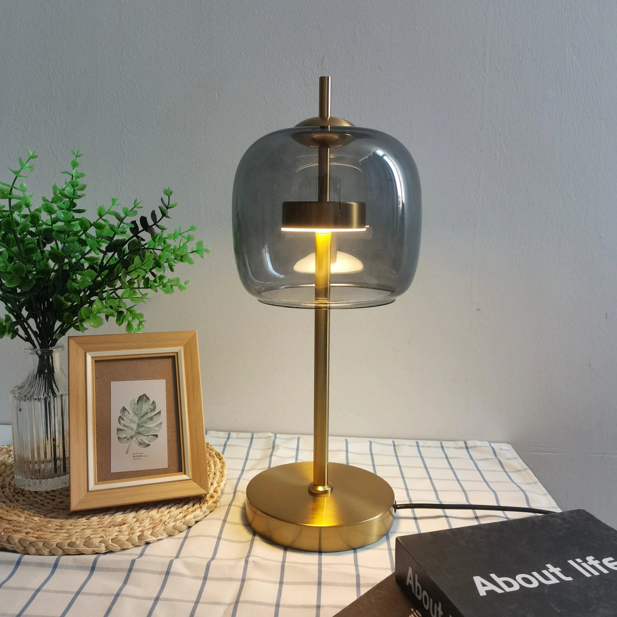 Lampe de table LED moderne en verre au design nordique élégant-LUMICONCEPT