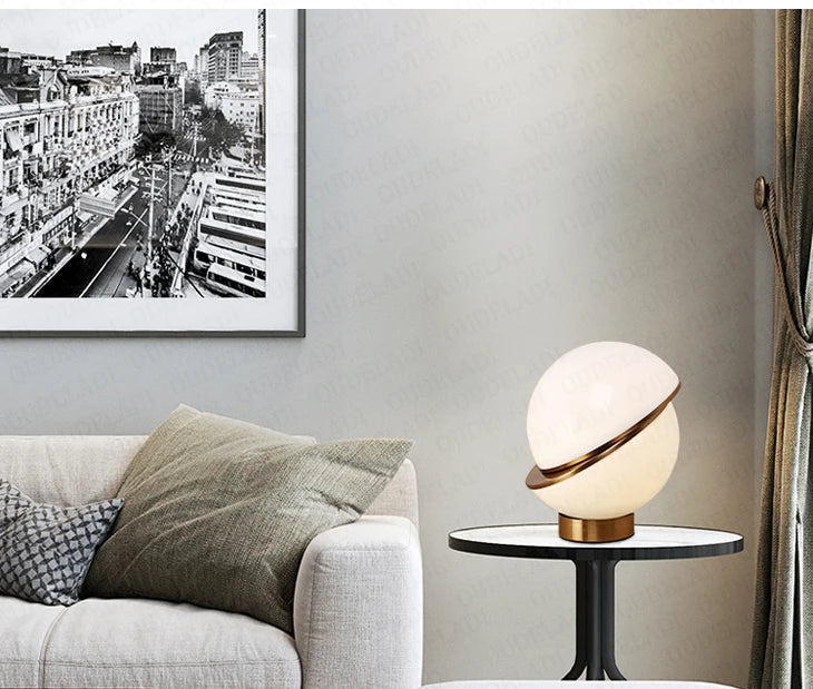 Lampe de table nordique blanche design post-moderne avec base en laiton-LUMICONCEPT