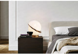 Lampe de table nordique blanche design post-moderne avec base en laiton-LUMICONCEPT