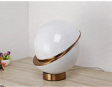 Lampe de table nordique blanche design post-moderne avec base en laiton-LUMICONCEPT