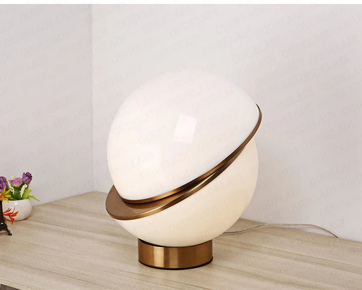 Lampe de table nordique blanche design post-moderne avec base en laiton-LUMICONCEPT