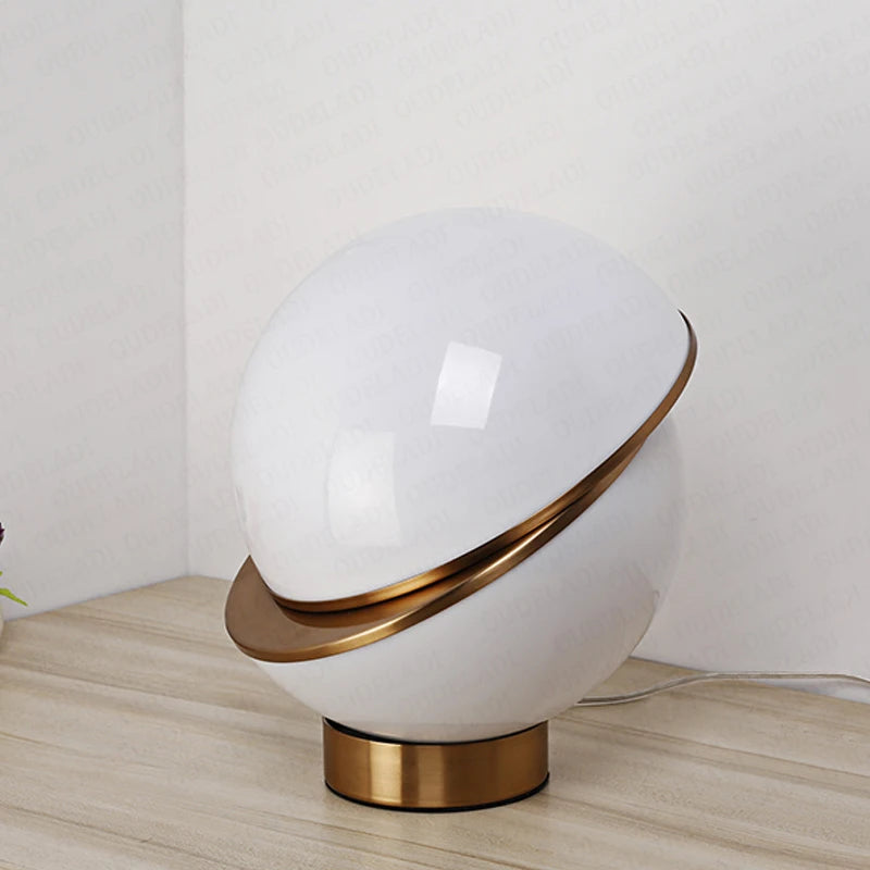 Lampe de table nordique blanche design post-moderne avec base en laiton-LUMICONCEPT