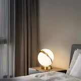 Lampe de table nordique blanche design post-moderne avec base en laiton-LUMICONCEPT