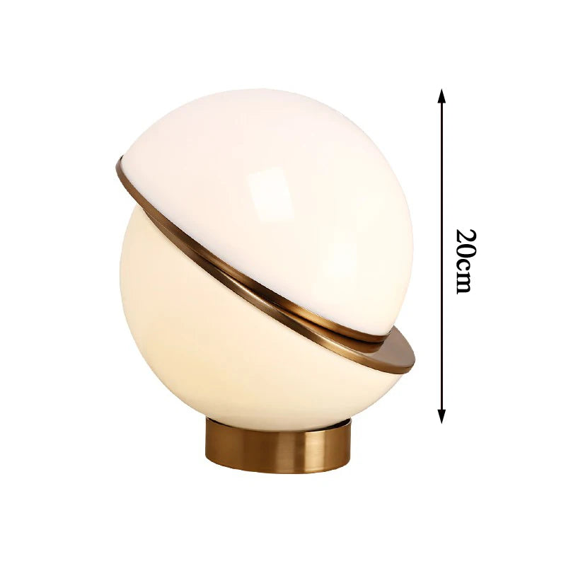 Lampe de table nordique blanche design post-moderne avec base en laiton-LUMICONCEPT