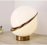 Lampe de table nordique blanche design post-moderne avec base en laiton-LUMICONCEPT