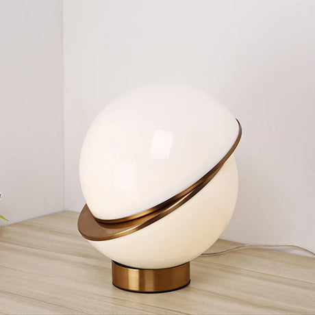 Lampe de table nordique blanche design post-moderne avec base en laiton-LUMICONCEPT