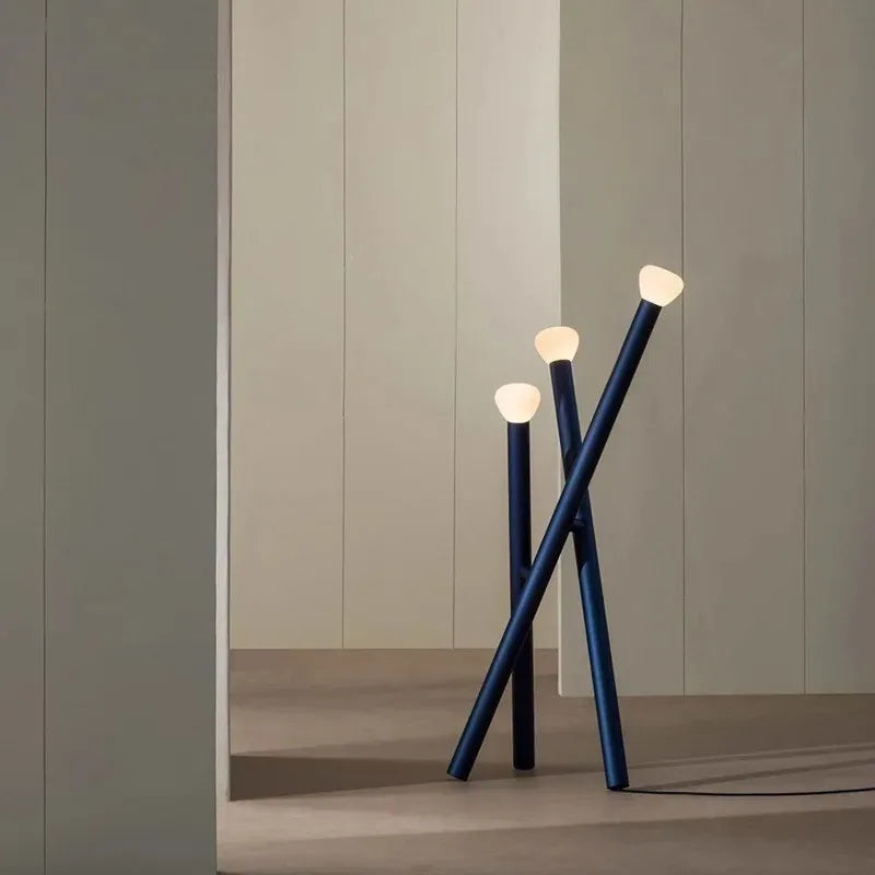 Lampe sur pied artistique avec trépied - Design créatif en bleu ou rouge pour votre salon-LUMICONCEPT