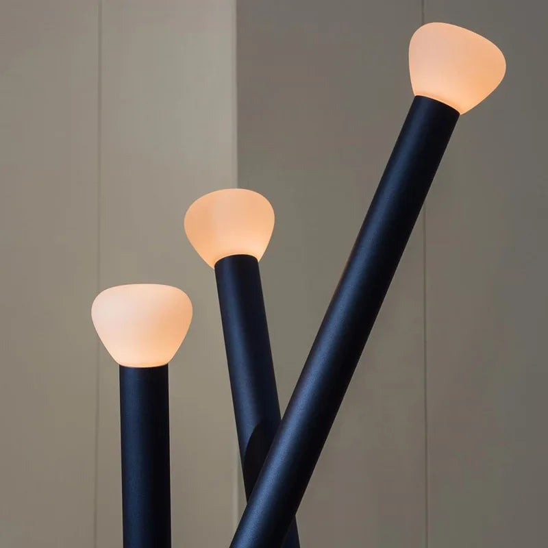 Lampe sur pied artistique avec trépied - Design créatif en bleu ou rouge pour votre salon-LUMICONCEPT