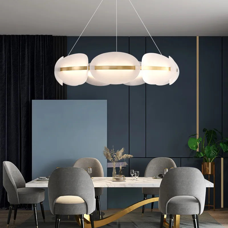 Lustre design sculptural à LED avec diffuseurs opalescents et structure en laiton-LUMICONCEPT