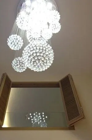 Lustre en cristal suspendu pour un hall moderne, illuminant avec élégance votre escalier et espace de vie.-LUMICONCEPT