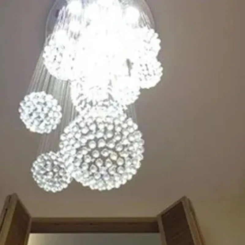 Lustre en cristal suspendu pour un hall moderne, illuminant avec élégance votre escalier et espace de vie.-LUMICONCEPT