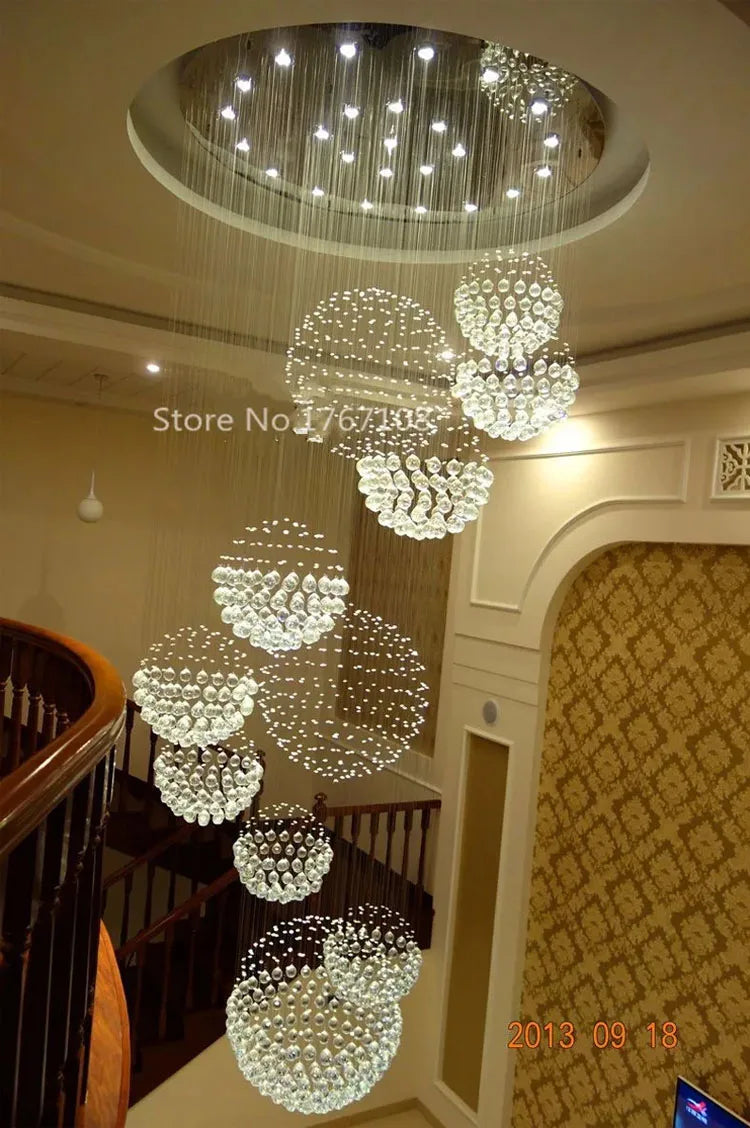 Lustre en cristal suspendu pour un hall moderne, illuminant avec élégance votre escalier et espace de vie.-LUMICONCEPT