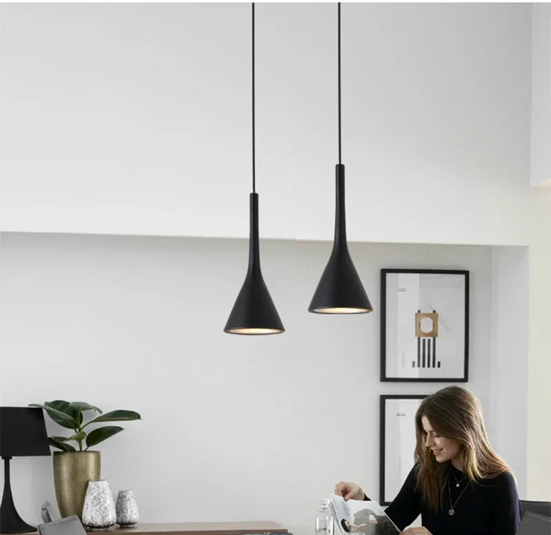 ZODOLAMPA Lampada a Sospensione Moderna a LED Nera o Bianca – Illuminazione Elegante e Funzionale